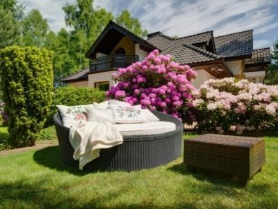 Dlaczego warto kupować sofę ogrodową